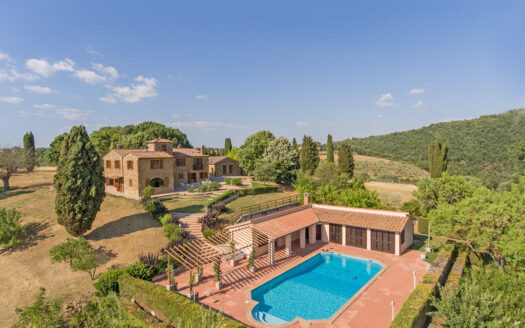 Prestigious property with land near Pienza