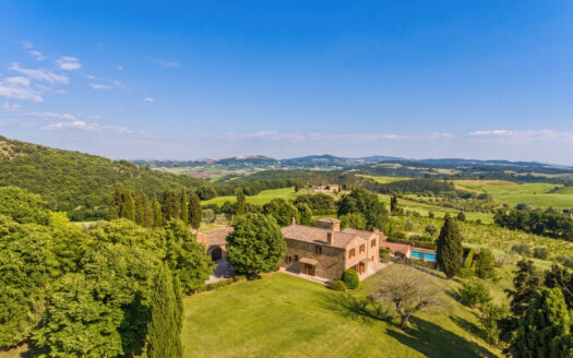 Prestigious property with land near Pienza