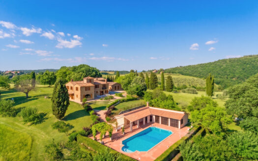 Prestigious property with land near Pienza