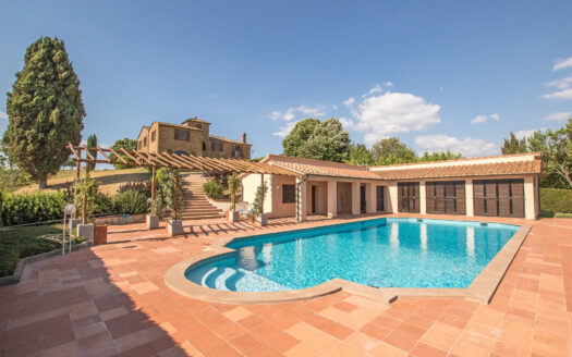 Prestigious property with land near Pienza