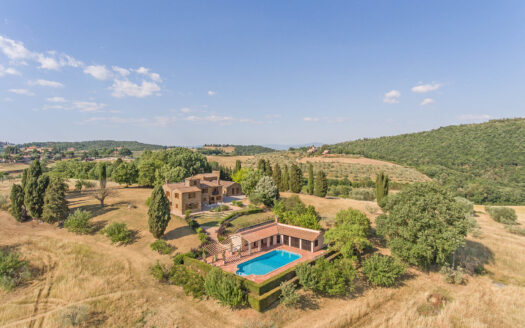 Prestigious property with land near Pienza
