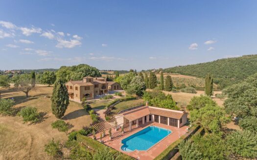 Prestigious property with land near Pienza