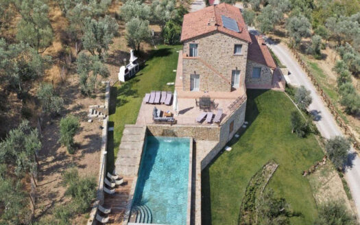 Luxurious farmhouse with infinity pool in Cortona