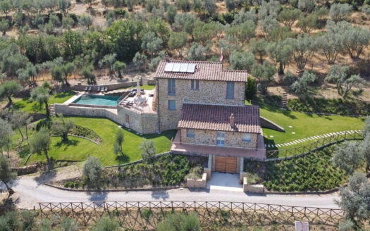 Luxurious farmhouse with infinity pool in Cortona