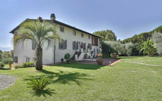 Superb luxury property with pool for sale in Lucca
