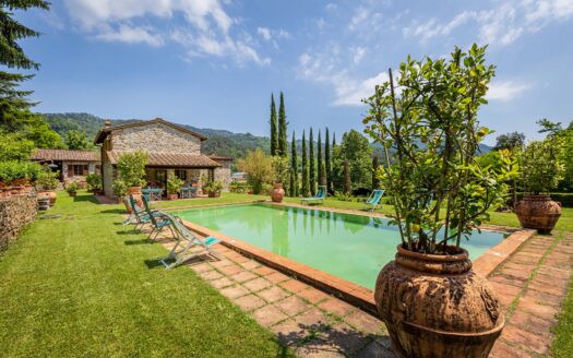 Elegant property for sale in the hills of Lucca