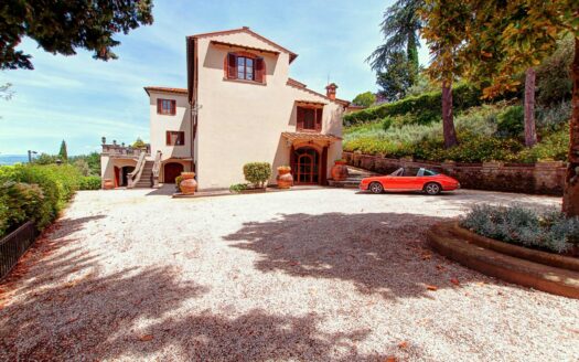 Charming 17th-century villa with a view of Arezzo