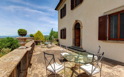 Charming 17th-century villa with a view of Arezzo