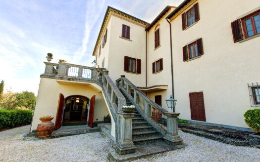Charming 17th-century villa with a view of Arezzo