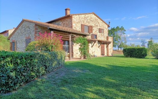 Splendid farmhouse with outbuilding and swimming pool in Castiglione del Lago
