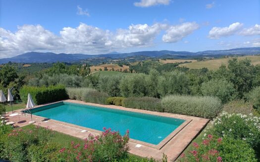 Splendid farmhouse with outbuilding and swimming pool in Castiglione del Lago