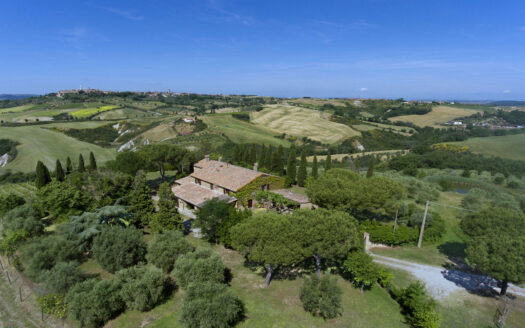 Wonderful farmhouse overlooking Pienza