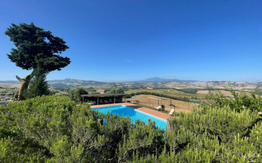 Incredible estate with swimming pool and land in Val d’Orcia