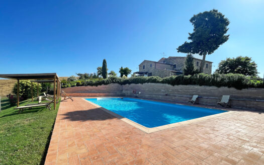 Incredible estate with swimming pool and land in Val d’Orcia