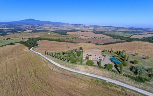 Incredible estate with swimming pool and land in Val d’Orcia