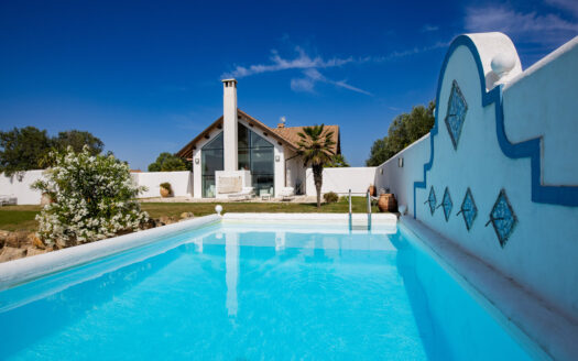 Modern villa with pool 15 minutes from the sea