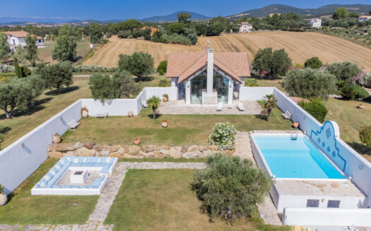 Modern villa with pool 15 minutes from the sea