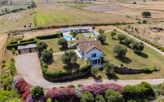 Modern villa with pool 15 minutes from the sea