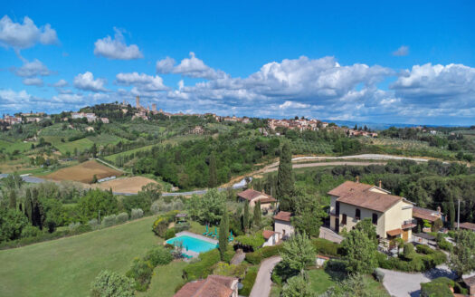 Property with swimming pool and views of San Gimignano