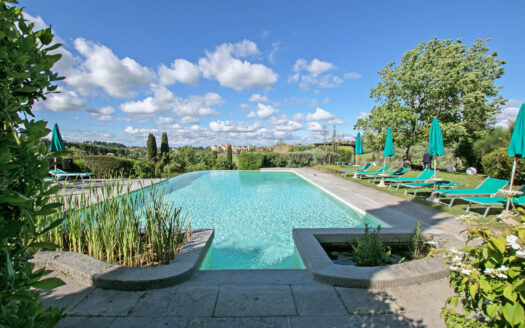 Property with swimming pool and views of San Gimignano