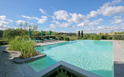 Property with swimming pool and views of San Gimignano