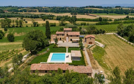 Beautiful estate with swimming pool in Tuscany