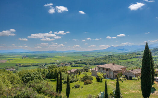 Authentic farmhouse with great charm in Val d’Orcia