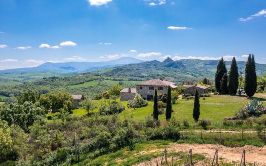Authentic farmhouse with great charm in Val d’Orcia