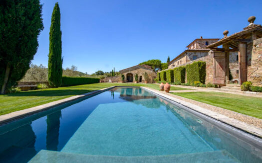 Incredible renovated property with swimming pool near Arezzo