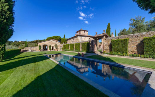 Incredible renovated property with swimming pool near Arezzo