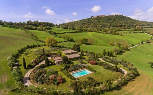 For sale lovely farmhouse close to Pienza