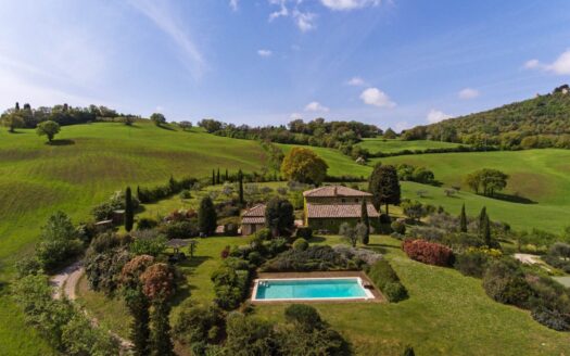 For sale lovely farmhouse close to Pienza
