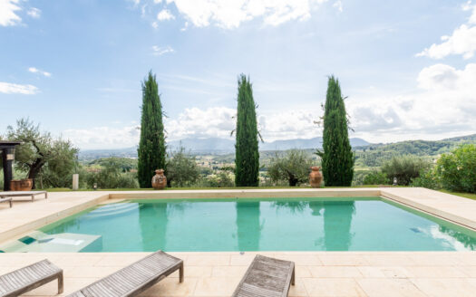 Charming and prestigious stone farmhouse for sale in Lucca.