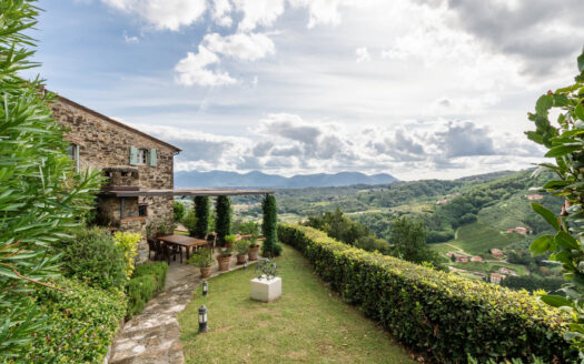 Charming and prestigious stone farmhouse for sale in Lucca.