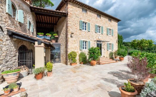 Charming and prestigious stone farmhouse for sale in Lucca.