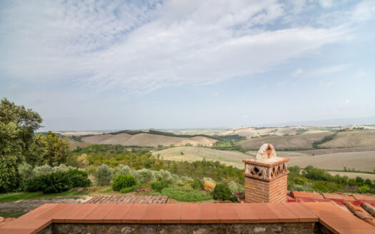 Farmhouse with swimming pool for sale 15 km from the coast.