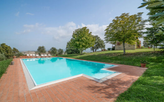 Farmhouse with swimming pool for sale 15 km from the coast.