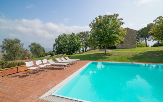 Farmhouse with swimming pool for sale 15 km from the coast.