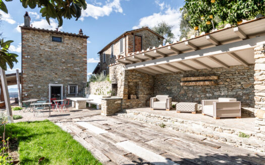 Stone farmhouse for sale with sea view in Pietrasanta.