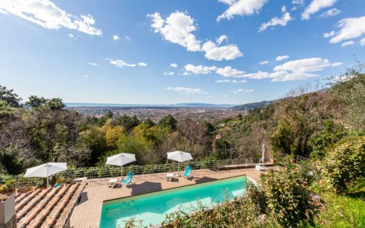 Stone farmhouse for sale with sea view in Pietrasanta.