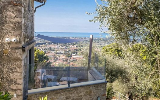 Stone farmhouse for sale with sea view in Pietrasanta.