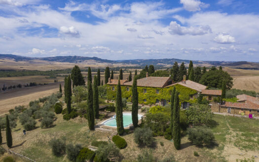 For sale a romantic farmhouse with pool in Val d’Orcia.