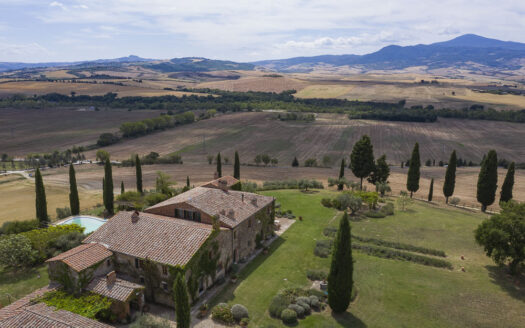 For sale a romantic farmhouse with pool in Val d’Orcia.