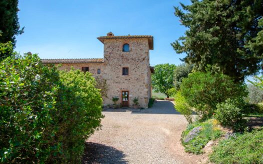 Exclusive estate with land in the Chianti Classico area