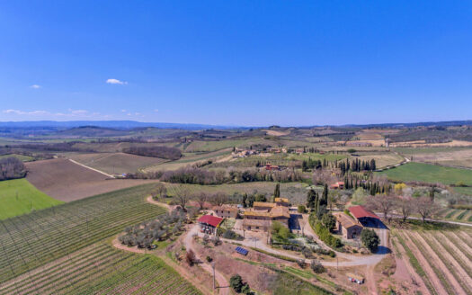 Exclusive estate with land in the Chianti Classico area