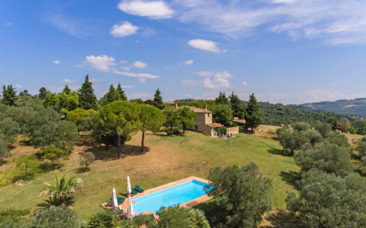 Restored farmhouse with pool near Florence