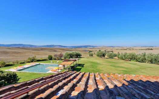 For sale amazing farmhouse among the hills of Val d’ Orcia.
