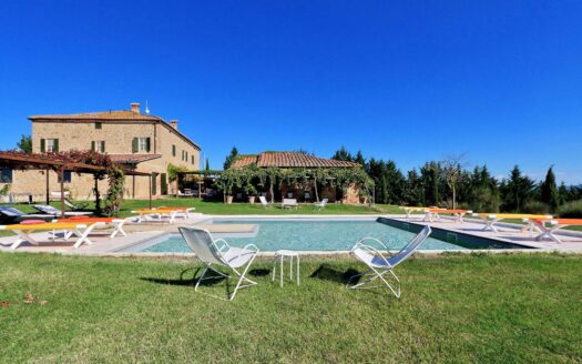 For sale amazing farmhouse among the hills of Val d’ Orcia.