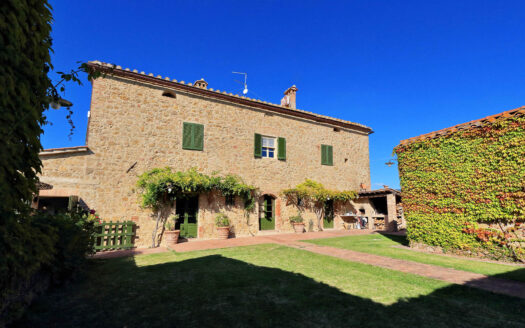 For sale amazing farmhouse among the hills of Val d’ Orcia.