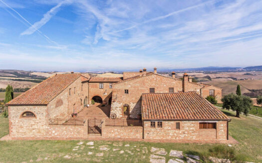 Dream house with pool in Asciano, Tuscany.